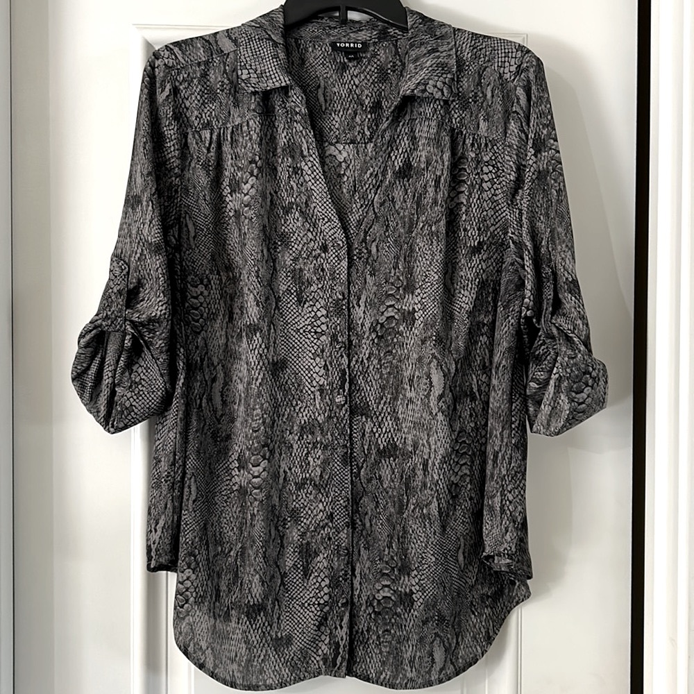 Torrid gray black georgette snakeskin button down blouse size 00 L 12